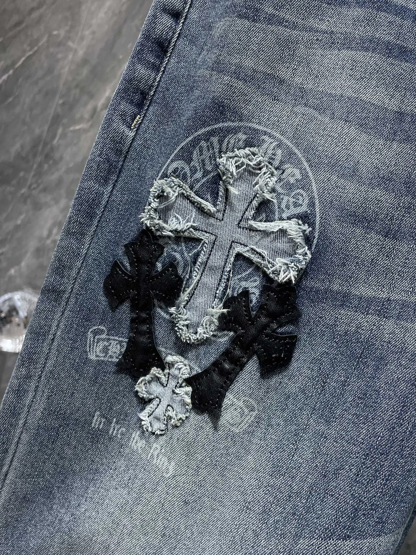 P276 Chrome Hearts🌸Jeans are here🌸 Willow cross ripped jeans. Exclusive custom weaving and dyeing. 100% pure cotton high weight denim fabric. High quality washing! After the pants are finished, do heavy enzyme stone washing and rinsing!  ✨Heavy leather embroidery➕Hand-sewn➕Denim whiskers✨Original hardware mold opening! Carrying various craft elements, this season’s most heavily crafted denim trousers!  Suitable for all kinds of outfits and can be worn in all seasons. Recommended color: dyed denim blue. Code numbers: S, M, L, XL